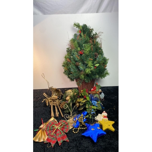 811 - Christmas tree wall hanger plus decs