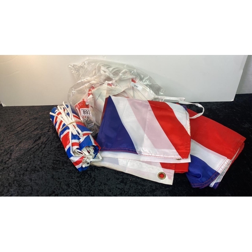 893 - Union flag bunting in vintage shopping basket