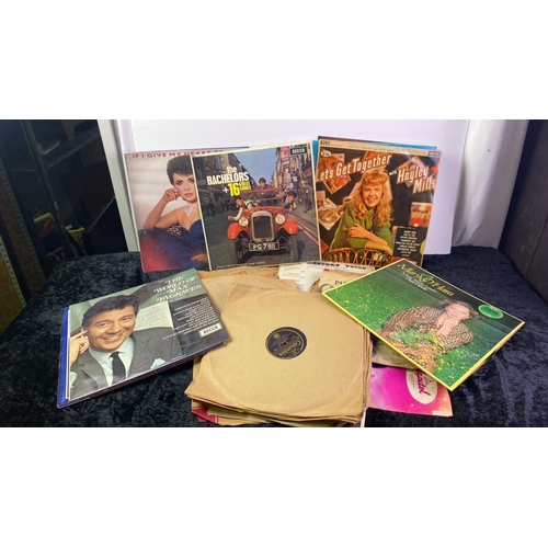 1019 - Collection of vintage vinyl including musicals.