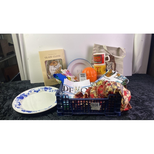 1030 - Mixed box including Portmerion harvester blue plate, vintage childs tin plate and other collectables... 