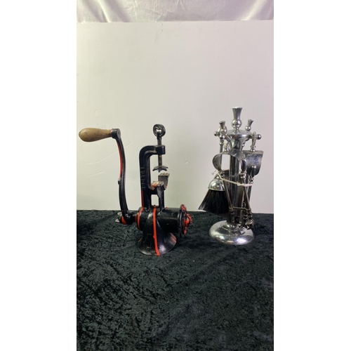 1049 - Small companion set and mincer.