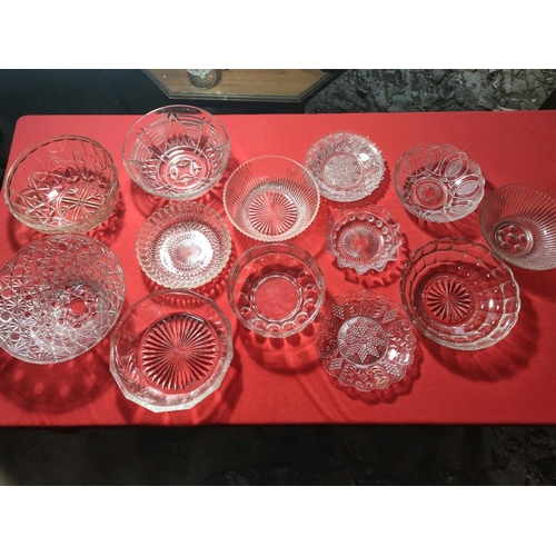 1091 - Glorious vintage glass tableware, very pretty bowls and dishes