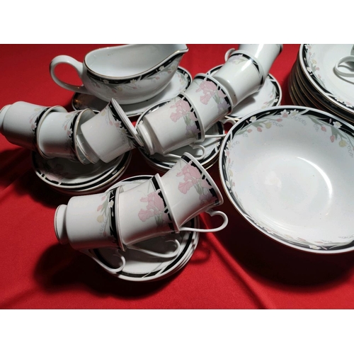 1100 - Fusion of 2 beautifully matching china collections Inc Crown Ming Jian Shiang