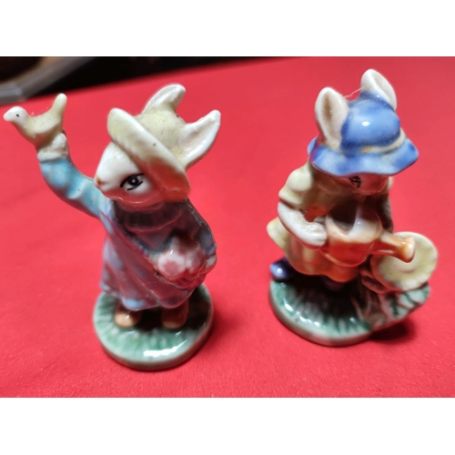 1115 - Collectible vintage figurines See additional photos