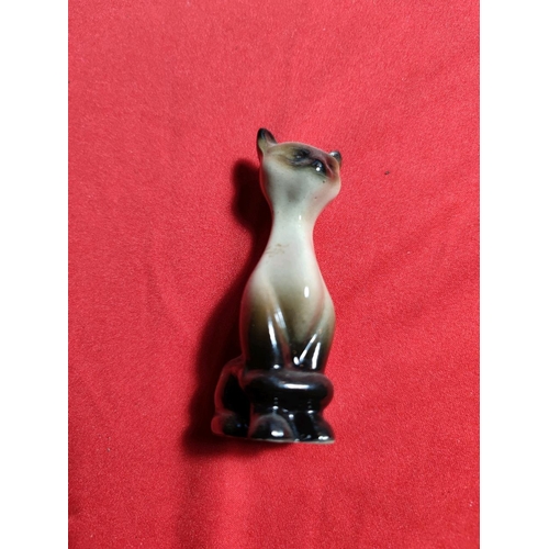 1118 - Verible 'cat'aligue of vintage feline figurines! Inc Avon 'Moonwind' perfume black cat bottle, Siame... 