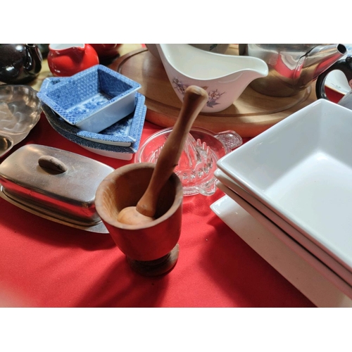 1119 - Collection of modern and vintage kitchenalia Inc Maxwell Williams bowls, MidWinter gravy boat, woode... 