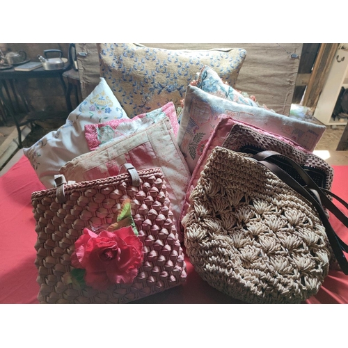 1122 - Selection of vintage cushions and handbags