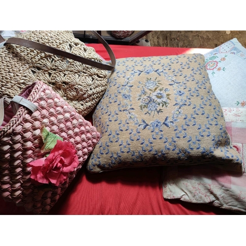 1122 - Selection of vintage cushions and handbags