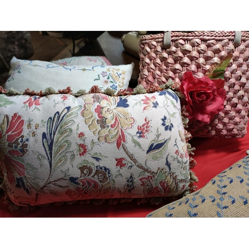 1122 - Selection of vintage cushions and handbags