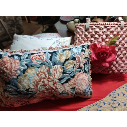 1122 - Selection of vintage cushions and handbags