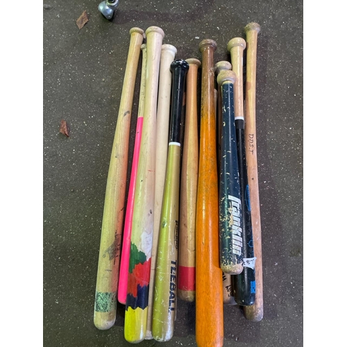 1461 - Quantity of large wooden baseball size bats