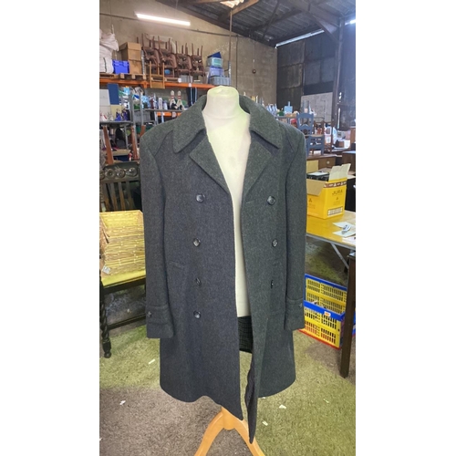 257 - A Varteks wool mix gents coat - high quality item in very good condition