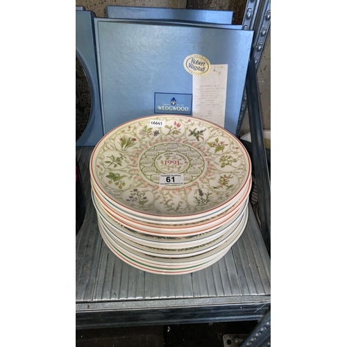 61 - Collection of 16 Wedgwood Co Jan plates with year calendar designs, approx 26cm diameter. Dates rang... 