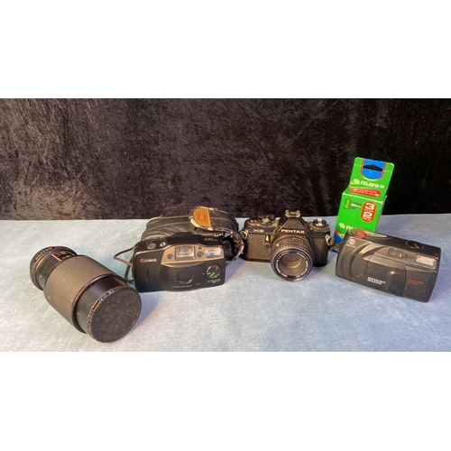 122 - Pentax MG, Canon Sureshot AF-7 and Minolta 35mm film cameras, a Vivitar 75-205mm macro SLR lens and ... 