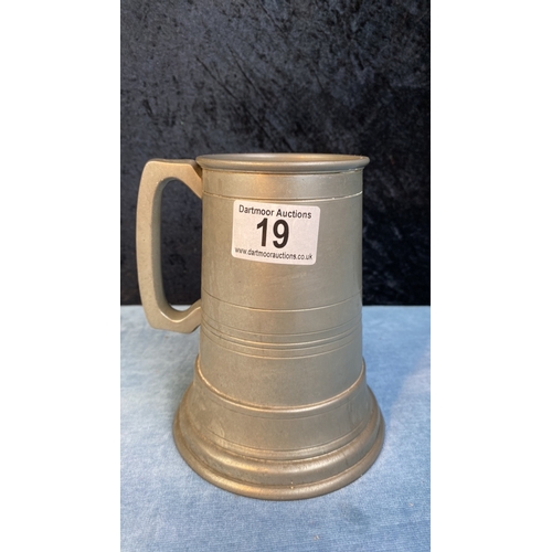 19 - Vintage English pewter tankard with clear glass base containing poker dice