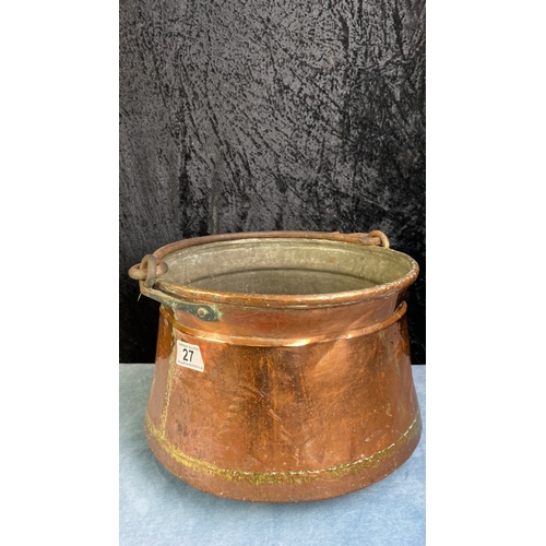 27 - Large copper cooking pot / cauldron with handle. Approx 23cm tall and 31cm diameter