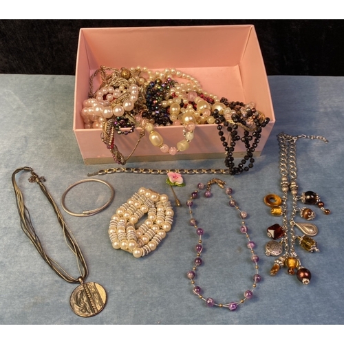 582 - Box of more beautiful costume jewellery incl. beads and vintage broaches