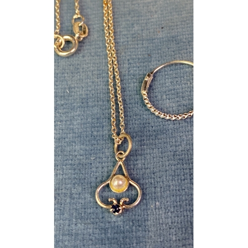 585 - Lovely white metal trinket box containing pretty silver marked rings, necklace and earrings