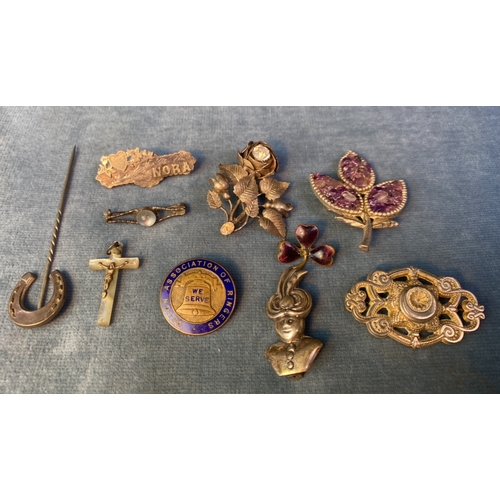 599 - Super interesting eclectic collection of broaches, badges and pins