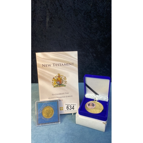 634 - Interesting Queen's Diamond Jubilee commerative New Testament with beautiful gold coloured commerati... 