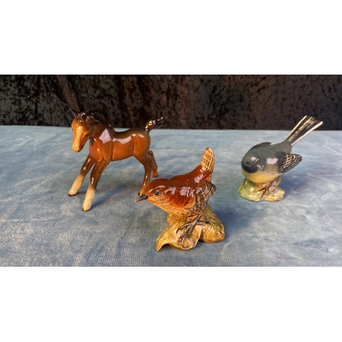 136 - Beswick Grey Wagtail, Wren and foal Max H 7cm