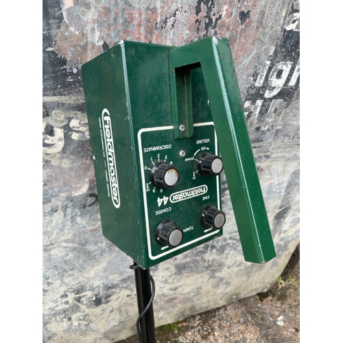 268 - Vintage Fieldmaster 44 metal detector