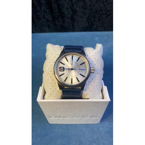 576 - Stylish Diesel 5-bar watch in original box. Appears new.