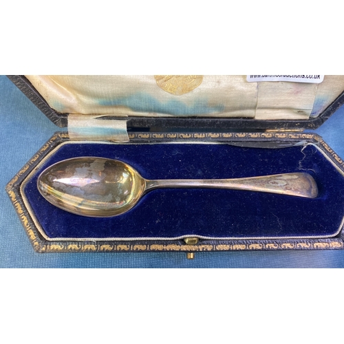 621 - Cased silver spoon, Sheffield 1922, 25g