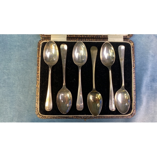 624 - Five silver teaspoons, Birmingham 1970, 60g, in box along with a silver plated spoon