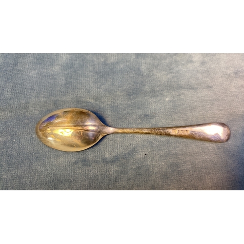 624 - Five silver teaspoons, Birmingham 1970, 60g, in box along with a silver plated spoon