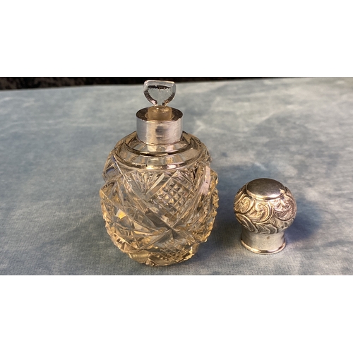 631 - Silver topped perfume scent bottle, Birmingham 1910, with stopper