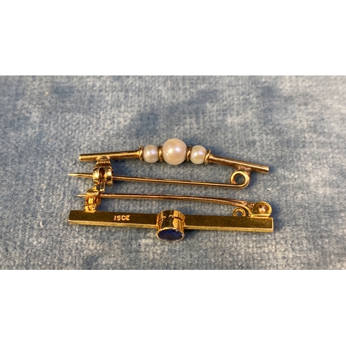 669 - 15ct blue gemstone bar brooch, 1.7g and an unmarked yellow metal and pearl bar brooch