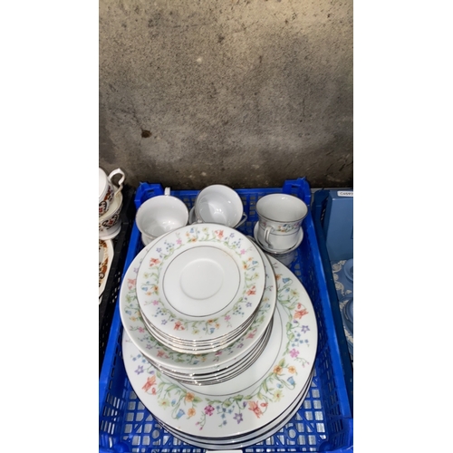 75 - Another sweet tea service by Crown Ming fine china including 6 of teacups, dinner plates and side pl... 