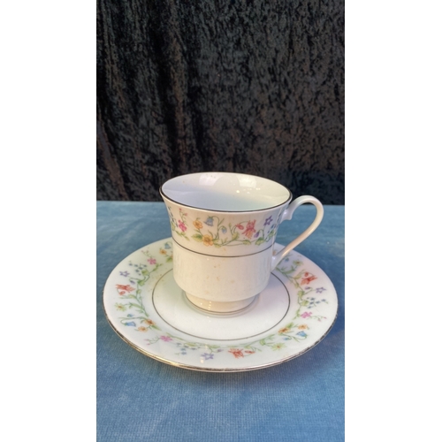 75 - Another sweet tea service by Crown Ming fine china including 6 of teacups, dinner plates and side pl... 