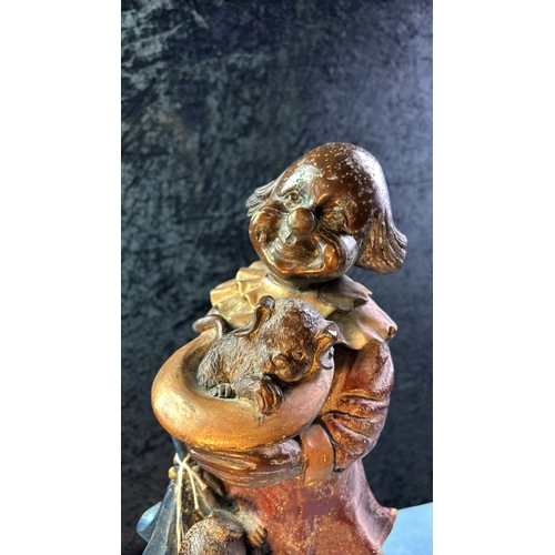 40 - Large heavy bronze clown holding two dogs on a marble base, 47cm tall incl. base