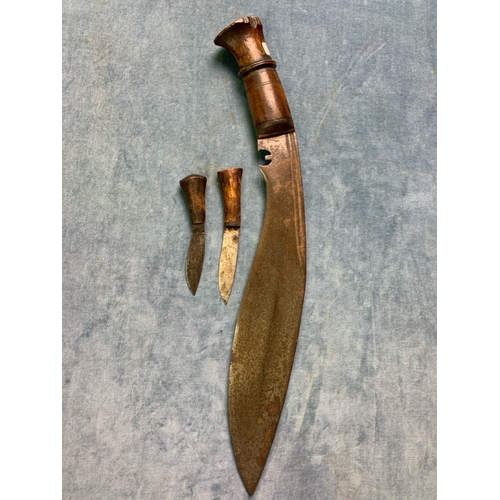 289 - Wooden handled Kukri knife in leather scabbard with two small  knives, possibly WWII British Army / ... 