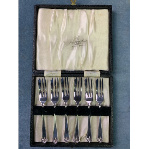 348 - Three shallow copper pans and a set of silver plate cake forks