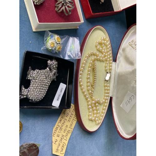 553 - Collection of interesting vintage + costume jewellery Inc a set of H Samuel Cultured Pearls, a fab s... 