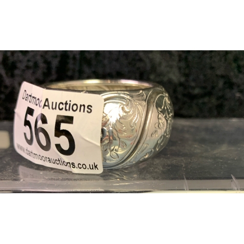 565 - Decorative silver napkin ring, London 1868, 24g