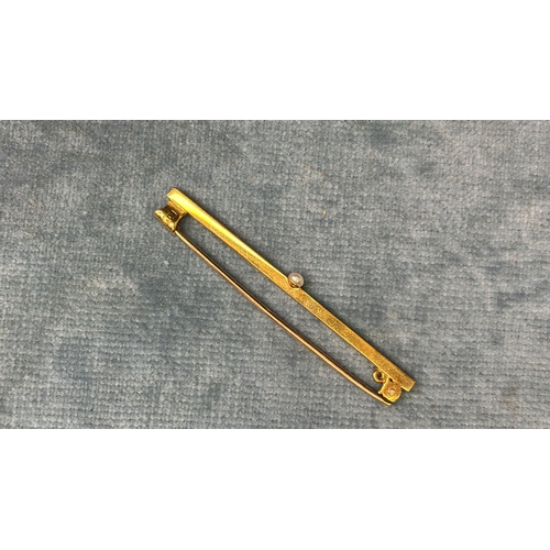 589 - 9ct gold bar brooch with single pearl, 2.4g