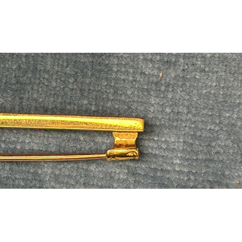 589 - 9ct gold bar brooch with single pearl, 2.4g