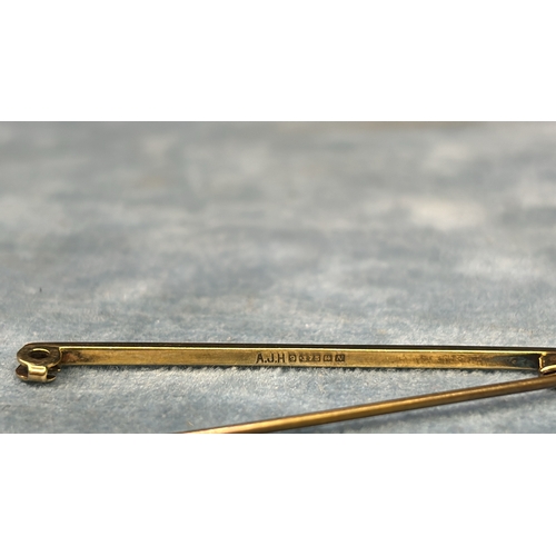 590 - 9ct gold bar brooch, 1.6g