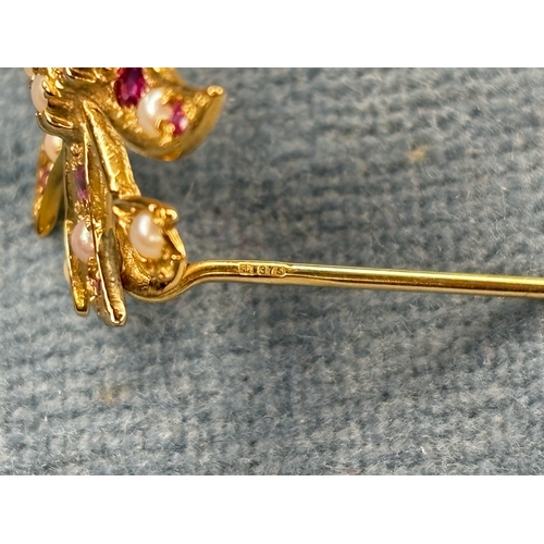 599 - 9cc gold petal and gemstone brooch, 3.3g