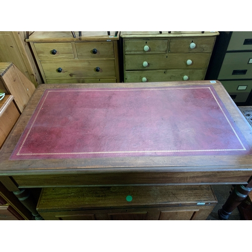 642 - Superb mahogany desk with leather top, turned legs on ceramic casters.  H72cm x W137cm