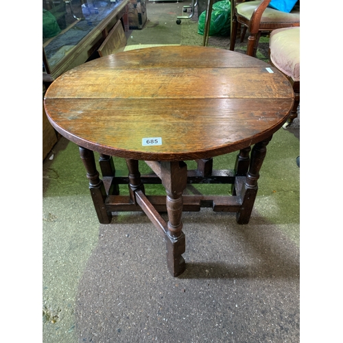 685 - Oak drop leaf occasional table.   Circular when extended.  H52cm x W66cm x D25cm