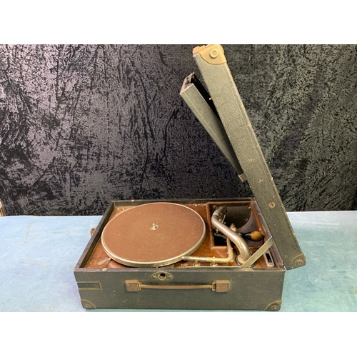 723 - HMB vintage compact, turntable in carry case