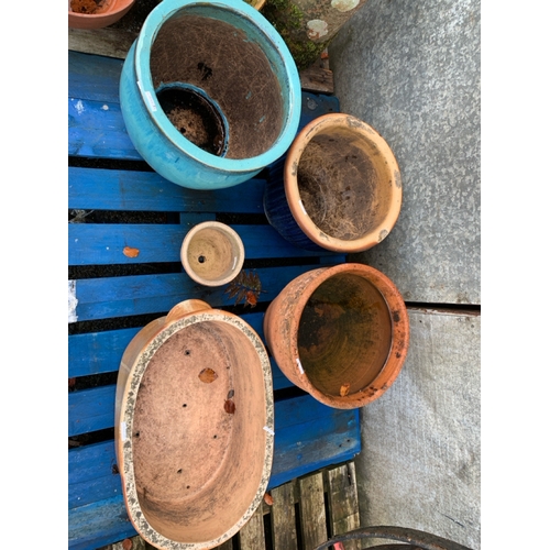 730 - A collection of 5 outdoor garden pots, one being a vintage salter measuring 53cms