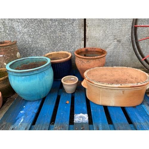 730 - A collection of 5 outdoor garden pots, one being a vintage salter measuring 53cms