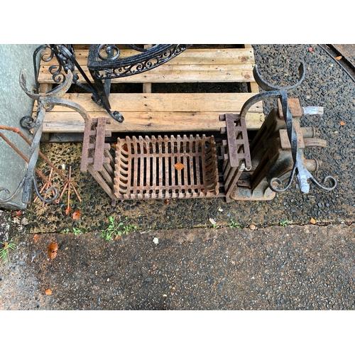 739 - Well made, heavy iron fire grate and basket L82cm