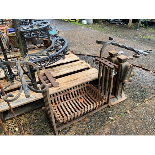 739 - Well made, heavy iron fire grate and basket L82cm